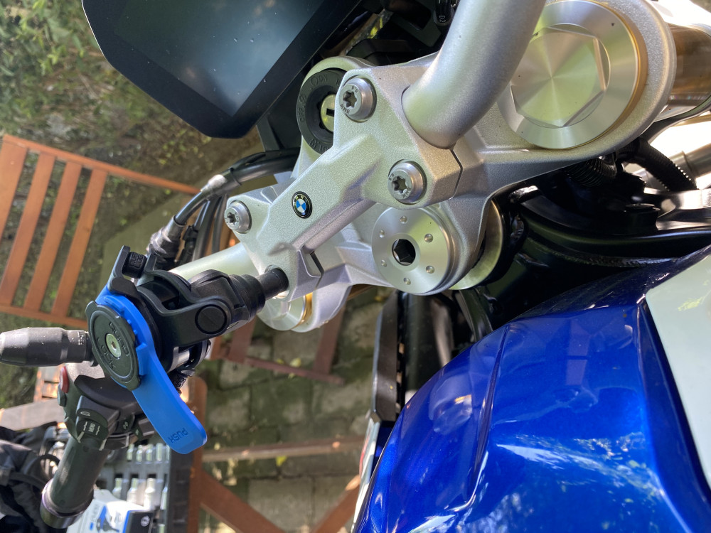   QUAD LOCK® Motor telefontartó kormánybefogó bilincs PRO + rezgéscsillapító adapter
