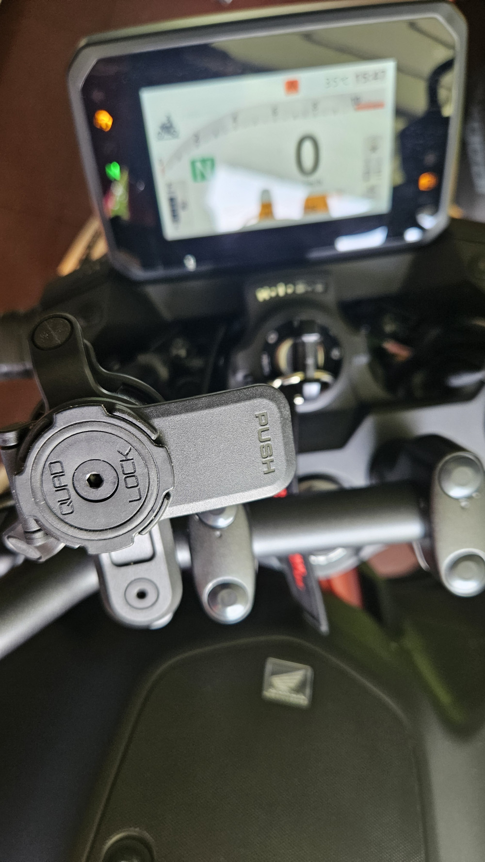   QUAD LOCK® Motor telefontartó kormányrúdra PRO Állítható + rezgéscsillapító adapter
