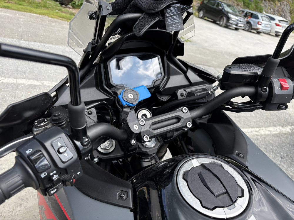   QUAD LOCK® Motor telefontartó kormányrúdra PRO Króm + rezgéscsillapító adapter
