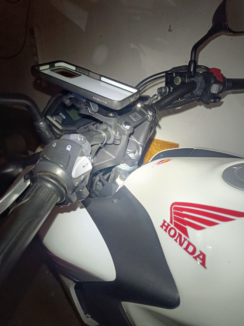   QUAD LOCK® Motor telefontartó kormányrúdra PRO Króm + rezgéscsillapító adapter
